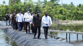 Menteri Kelautan dan Perikanan Sakti Wahyu Trenggono meninjau langsung klaster tambak udang vaname berkelanjutan di Desa Matang Rayeuk, Aceh Timur. (Foto: Pelopor/Kementerian Kelautan dan Perikanan)