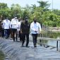 Menteri Kelautan dan Perikanan Sakti Wahyu Trenggono meninjau langsung klaster tambak udang vaname berkelanjutan di Desa Matang Rayeuk, Aceh Timur. (Foto: Pelopor/Kementerian Kelautan dan Perikanan)