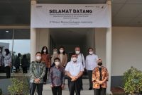 Menteri Koordinator Bidang Kemaritiman dan Investasi Luhut Binsar Pandjaitan bersama Wakil Menteri Kesehatan Dante Saksono Harbuwono dan Kepala BPOM Penny Kusumastuti Lukito mengunjungi PT Etana Biotechnologies Indonesia di Jakarta, Selasa (07/09/2021). (Foto: Pelopor/Kemenko Marves)