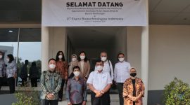 Menteri Koordinator Bidang Kemaritiman dan Investasi Luhut Binsar Pandjaitan bersama Wakil Menteri Kesehatan Dante Saksono Harbuwono dan Kepala BPOM Penny Kusumastuti Lukito mengunjungi PT Etana Biotechnologies Indonesia di Jakarta, Selasa (07/09/2021). (Foto: Pelopor/Kemenko Marves)