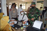 Tiba di Mandailing Natal Pangdam I/BB dan Kapoldasu Tinjau Vaksinasi Massal. (Foto:Pelopor.id/TNI)