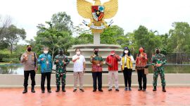 Menteri Koordinator Bidang Politik, Hukum dan Keamanan Mahfud MD dan Menteri Dalam Negeri Tito Karnavian lakukan kunjungan kerja ke PLBN Sota, Merauke, Papua. (Foto: Pelopor/Kemendagri)