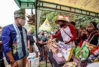 Menteri Pariwisata dan Ekonomi Kreatif Sandiaga Uno dorong Desa Wisata Koto Mesjid Riau ekspor produk olahan ikan patin. (Foto: Pelopor/Kemenparekraf)