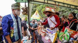 Menteri Pariwisata dan Ekonomi Kreatif Sandiaga Uno dorong Desa Wisata Koto Mesjid Riau ekspor produk olahan ikan patin. (Foto: Pelopor/Kemenparekraf)
