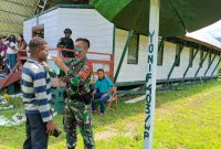 Cegah Penyebaran Covid-19, Satgas Yonmek 403/WP Gelar Sosialisasi dan Bagikan Masker di Papua. (Foto: Pelopor/Dispenad)
