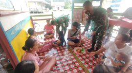 Personel Satgas Pamtas RI-Malaysia Yonif 144/JY membagikan masker kepada warga Desa Bakul, Kecamatan Batang Lupar, Kabupaten Kapuas Hulu, Kalimantan Barat. (Foto: Pelopor/Dispenad)