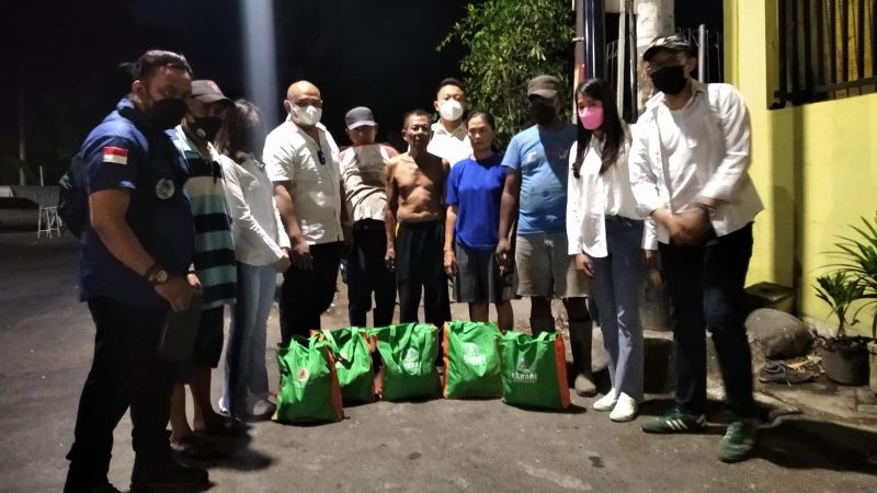 KJJT bersama Tim advokat menyalurkan sembako yang berasal dari bantuan Gubernur Jawa Timur. (Foto:Pelopor.id/KJJT)