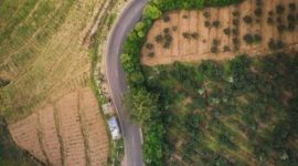 Tampak atas jalanan destinasi wisata Batu, Malang, Jawa Timur. (Foto: Pelopor/Unsplash)
