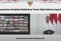 Presiden Jokowi menyerahkan Sertifikat Redistribusi Tanah Objek Reforma Agraria kepada 124.120 penerima, Rabu (22/09/2021), di Istana Kepresidenan Bogor. (Foto: Pelopor/YouTube Sekretariat Presiden)