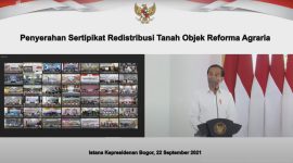Presiden Jokowi menyerahkan Sertifikat Redistribusi Tanah Objek Reforma Agraria kepada 124.120 penerima, Rabu (22/09/2021), di Istana Kepresidenan Bogor. (Foto: Pelopor/YouTube Sekretariat Presiden)
