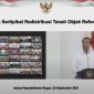 Presiden Jokowi menyerahkan Sertifikat Redistribusi Tanah Objek Reforma Agraria kepada 124.120 penerima, Rabu (22/09/2021), di Istana Kepresidenan Bogor. (Foto: Pelopor/YouTube Sekretariat Presiden)