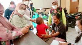 Kemensos Berikan Bantuan Kewirausahaan kepada Ibu dari Bayi “Manusia Silver” (Foto: Pelopor/Kementerian Sosial)