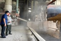 Tepis isu jagung langka, Menteri Pertanian Syahrul Yasin Limpo tinjau stok jagung pabrik pakan. (Foto: Pelopor/Kementan)