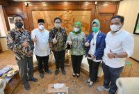 Menteri Desa, Pembangunan Daerah Tertinggal dan Transmigrasi Abdul Halim Iskandar, didampingi Dirjen PPKTrans Aisyah Gamawati, menerima audensi Bupati Mamuju Sutinah Suhardi di kantor Kemendes PDTT, Jakarta, Selasa (28/0 9/2021). (Foto: Pelopor/KemendesPDTT/Mugi)