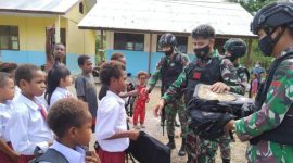 Satgas Yonif 131 Bagikan Perlengkapan Sekolah Kepada Pelajar di Papua. (Foto: Pelopor/Dokumentasi TNI AD)