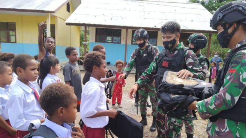Satgas Yonif 131 Bagikan Perlengkapan Sekolah Kepada Pelajar di Papua. (Foto: Pelopor/Dokumentasi TNI AD)