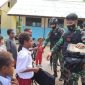 Satgas Yonif 131 Bagikan Perlengkapan Sekolah Kepada Pelajar di Papua. (Foto: Pelopor/Dokumentasi TNI AD)