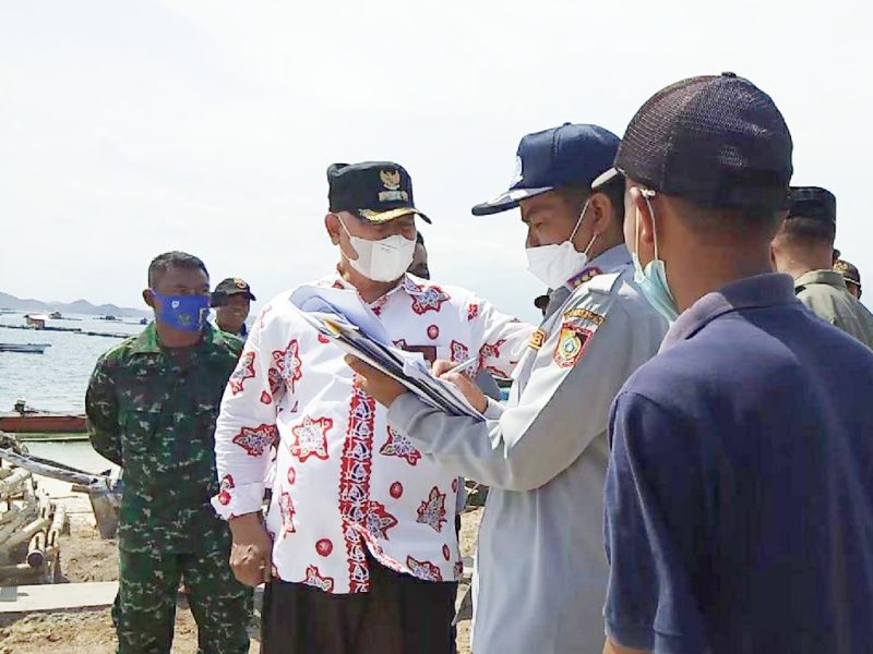 Bupati Lombok Timur (Lotim), Muhammad Sukiman Azmy saat mengunjungi Ekas. (Foto:Pelopor.id) 