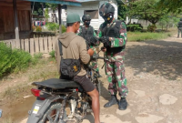 Satgas Yonif 144/JY Gelar Sweeping di Perbatasan Untuk Cegah Kegiatan ilegal. (Foto: Pelopor/tniad.mil.id)