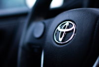 Logo Toyota pada setir mobil. (Foto: Pelopor/Unsplash)
