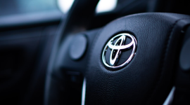 Logo Toyota pada setir mobil. (Foto: Pelopor/Unsplash)