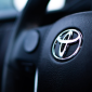 Logo Toyota pada setir mobil. (Foto: Pelopor/Unsplash)