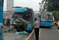 Ditlantas Polda Metro Jaya selidiki penyebab kecelakaan bus Transjakarta di Jalan MT Haryono, Jakarta Timur, pada Senin (25/10/2021). (Foto: Pelopor/Tribratanews)
