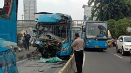 Ditlantas Polda Metro Jaya selidiki penyebab kecelakaan bus Transjakarta di Jalan MT Haryono, Jakarta Timur, pada Senin (25/10/2021). (Foto: Pelopor/Tribratanews)