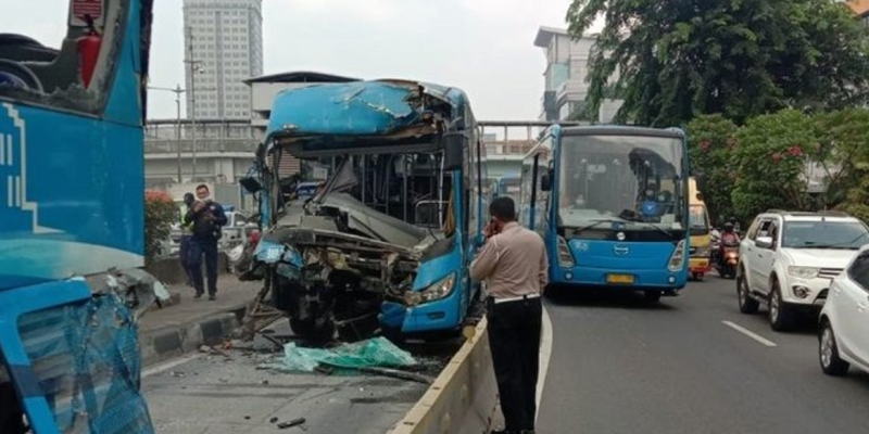 Ditlantas Polda Metro Jaya selidiki penyebab kecelakaan bus Transjakarta di Jalan MT Haryono, Jakarta Timur, pada Senin (25/10/2021). (Foto: Pelopor/Tribratanews)