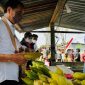 Jokowi Beli Jagung Rebus di Pinggir Jalan Papua. (Foto:Pelopor.id/Setpres)