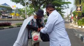 Ketua Presidium ICPW Bambang Suranto membagikan sembako langsung kepada masyarakat kurang mampu. (Foto:Pelopor.id/ICPW)