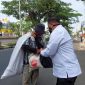Ketua Presidium ICPW Bambang Suranto membagikan sembako langsung kepada masyarakat kurang mampu. (Foto:Pelopor.id/ICPW)