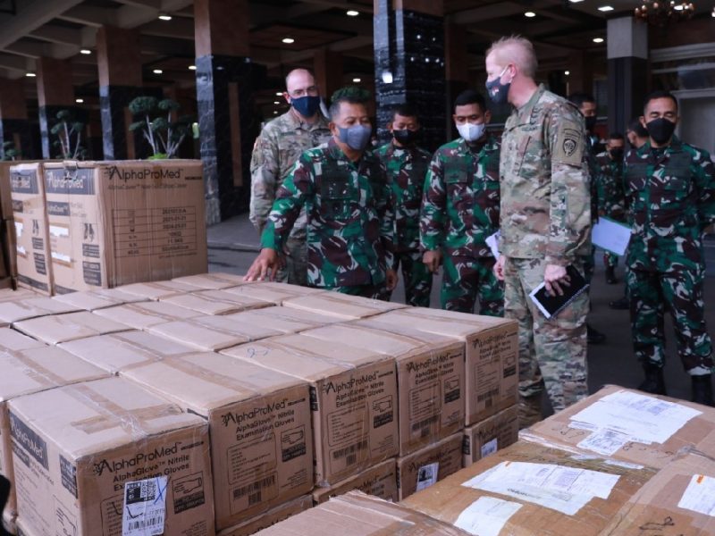 TNI AD Terima Bantuan APD Dari US Army. (Foto:Pelopor.id/TNI-AD)