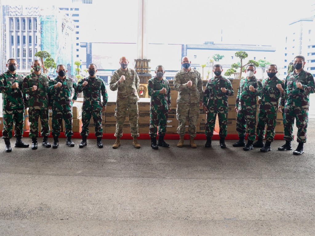 TNI AD Terima Bantuan APD Dari US Army