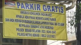 Spanduk Parkir Gratis Minimarket. (Foto: Pelopor.id/Twitter @RDNADN)