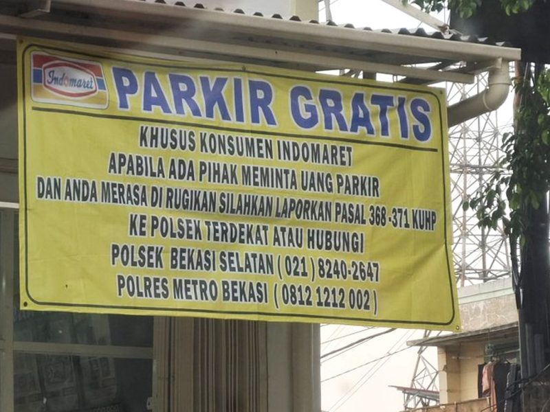Spanduk Parkir Gratis Minimarket. (Foto: Pelopor.id/Twitter @RDNADN)