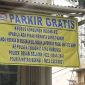 Spanduk Parkir Gratis Minimarket. (Foto: Pelopor.id/Twitter @RDNADN)