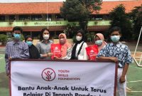 Youth Skills Foundation pada Senin, 11 Oktober membagikan beberapa handphone kepada siswa-siswi kelas 10 di SMAN 106 Jakarta Timur yang orang tuanya terdampak Covid-19.(Foto:Pelopor.id/YSF)