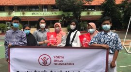 Youth Skills Foundation pada Senin, 11 Oktober membagikan beberapa handphone kepada siswa-siswi kelas 10 di SMAN 106 Jakarta Timur yang orang tuanya terdampak Covid-19.(Foto:Pelopor.id/YSF)