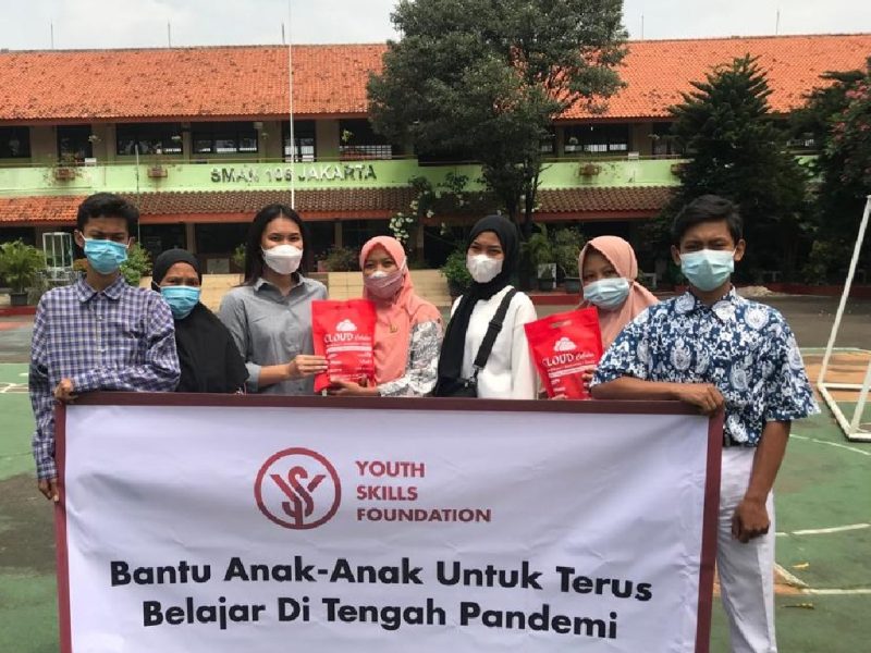 Youth Skills Foundation pada Senin, 11 Oktober membagikan beberapa handphone kepada siswa-siswi kelas 10 di SMAN 106 Jakarta Timur yang orang tuanya terdampak Covid-19.(Foto:Pelopor.id/YSF)