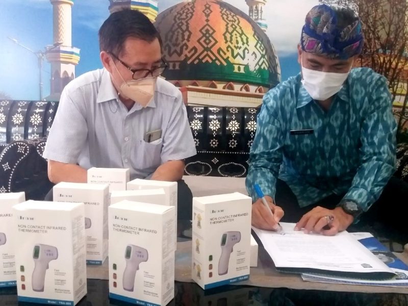 Bantu Penerapan CHSE di NTB, PGTI Sumbang 50 Thermo Gun. (Foto:Pelopor.id/Dispar NTB)