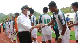 Menko PMK Muhadjir Effendi menyaksikan laga fase penyisihan grup sepak bola putra PON XX Papua antara Jawa Tengah dan Jawa Timur di Stadion Mahachandra, Jumat, 1 Oktober 2021. ((Pelopor.id/Kemenko PMK)