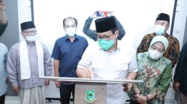 Menteri Desa, Pembangunan Daerah Tertinggal dan Transmigrasi Abdul Halim Iskandar, meresmikan Graha Ahmad Bagdja di Desa Pajawan Kidul, Kuningan, Jawa Barat, Jumat, 1 Oktober 2021. (Foto: Pelopor.id/Kemendes PDTT)
