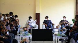 Menteri Sosial (Mensos) Tri Rismaharini meminta pemerintah daerah, Bank Himbara dan pendamping untuk bekerja keras memastikan bantuan diterima penerima manfaat. (Foto: Pelopor/Kemensos) 