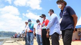 Menteri Koordinator Bidang Pembangunan Manusia dan Kebudayaan (Menko PMK) Muhadjir Effendy meninjau arena dayung PON XX di Teluk Youtefa, Pantai Holltekamp, Jayapura, Papua, Sabtu (02/10/2021). (Foto: Pelopor/KemenkoPMK)