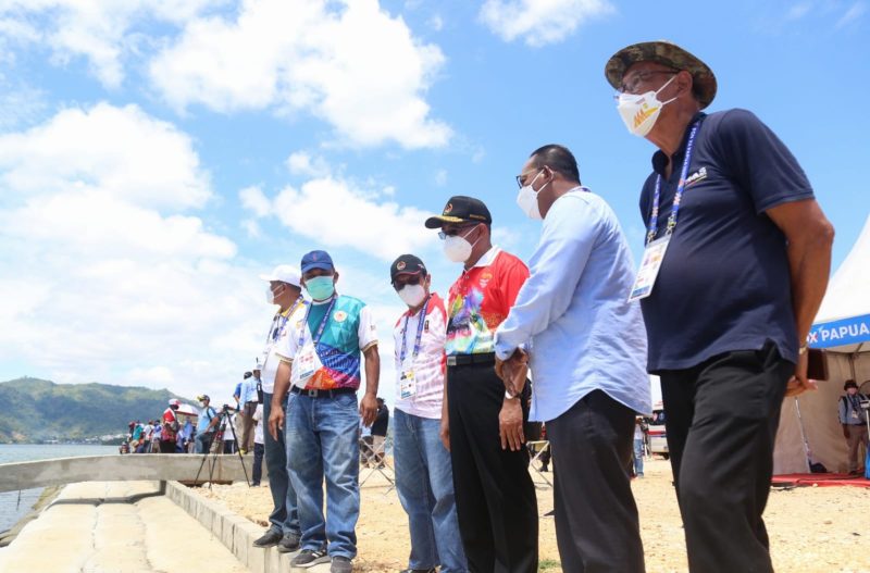 Menteri Koordinator Bidang Pembangunan Manusia dan Kebudayaan (Menko PMK) Muhadjir Effendy meninjau arena dayung PON XX di Teluk Youtefa, Pantai Holltekamp, Jayapura, Papua, Sabtu (02/10/2021). (Foto: Pelopor/KemenkoPMK)
