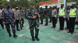 Pangdam XVIII/Kasuari dan Kapolda Papua Barat pimpin apel gelar pasukan pengamanan dalam rangka kunker Presiden Joko Widodo di wilayah Sorong, Papua Barat. (Foto: Pelopor/Dispenad)
