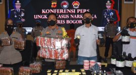 Satuan Reserse Narkoba Polres Bogor, Polda Jawa Barat, amankan tiga remaja pembuat tembakau sintetis. (Foto: Pelopor/Tribratanews)
