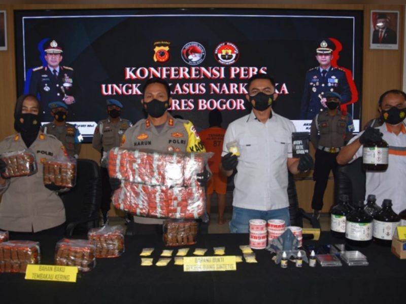 Satuan Reserse Narkoba Polres Bogor, Polda Jawa Barat, amankan tiga remaja pembuat tembakau sintetis. (Foto: Pelopor/Tribratanews)