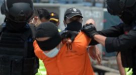 Densus 88 Antiteror Polri menangkap seorang tersangka teroris. (Foto: Pelopor/Tribratanews)